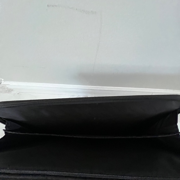 Like New! Targus Laptop Bag - Picture 5 of 10